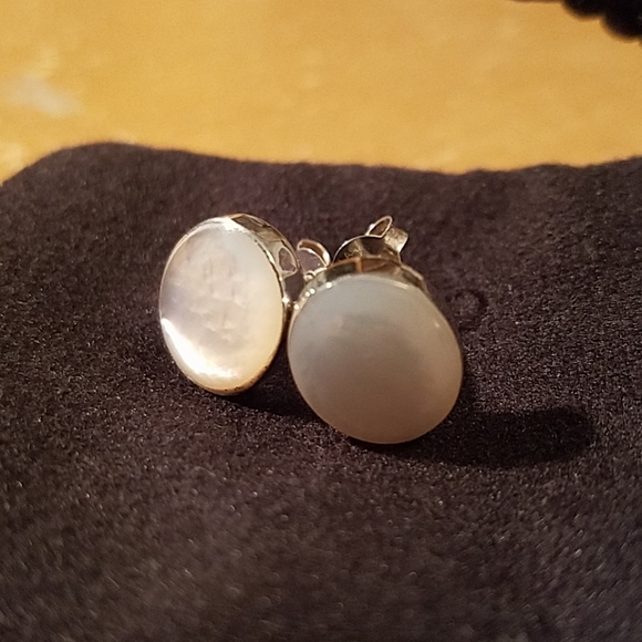 Oval white seashell silver studs 925 - Picture 1 of 3